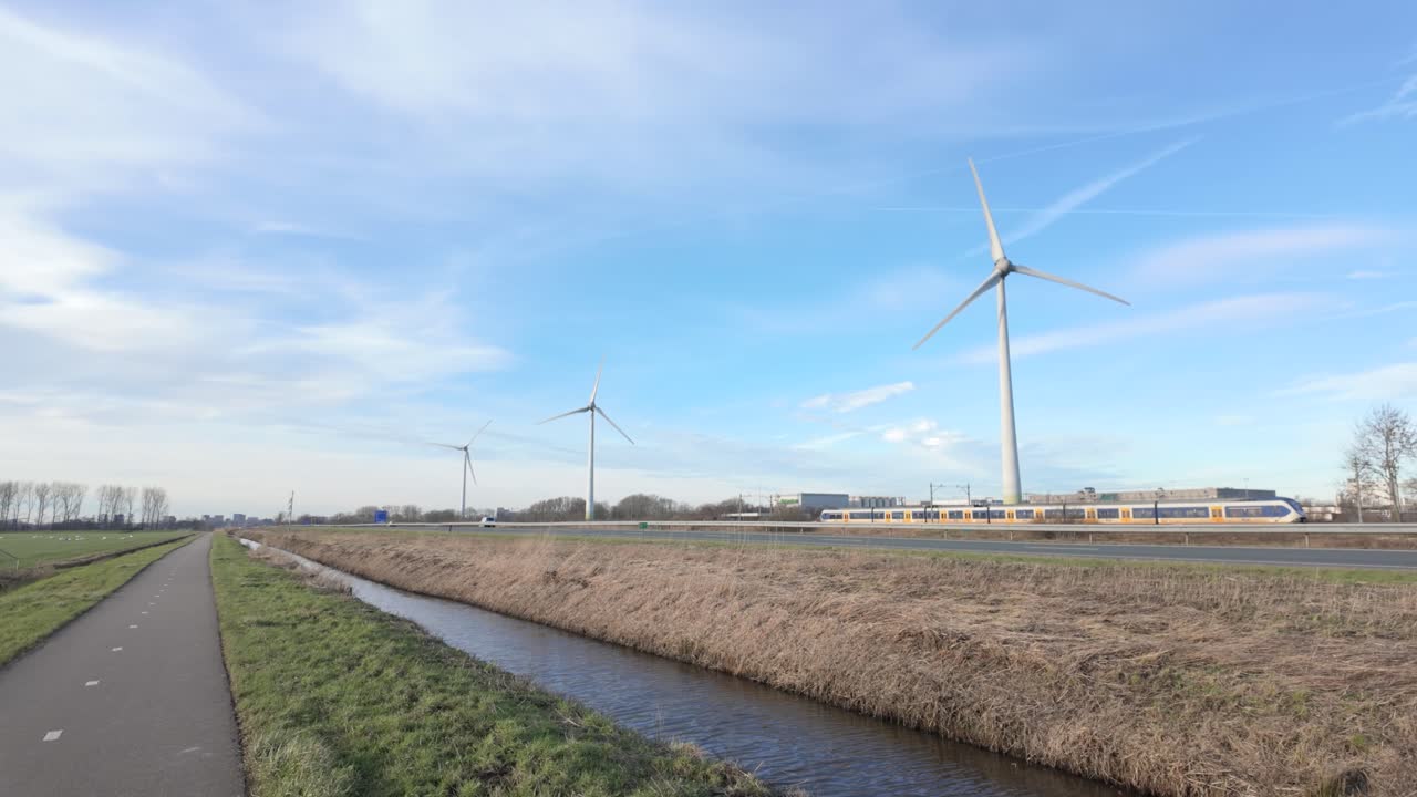 네덜란드의 풍력 터빈이 있는 폴더 사이의 자전거 도로