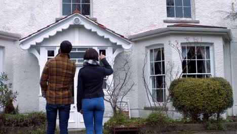 pareja mirando su nueva casa