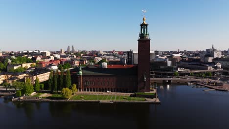 Filmische-Luftaufnahme-über-Dem-Stockholmer-Rathaus-Im-Sommer