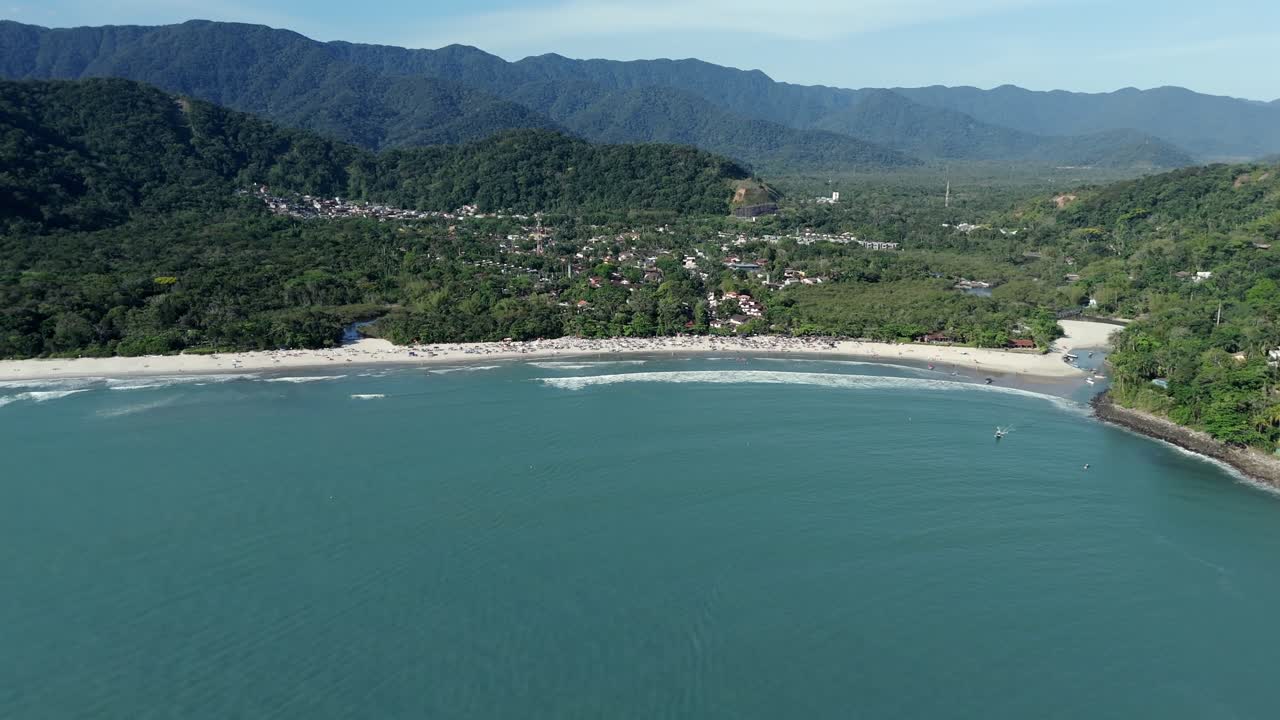 Ripresa aerea in direzione della spiaggia di sabbia bianca in una giornata di sole, Barra do Sahy, Brasile
