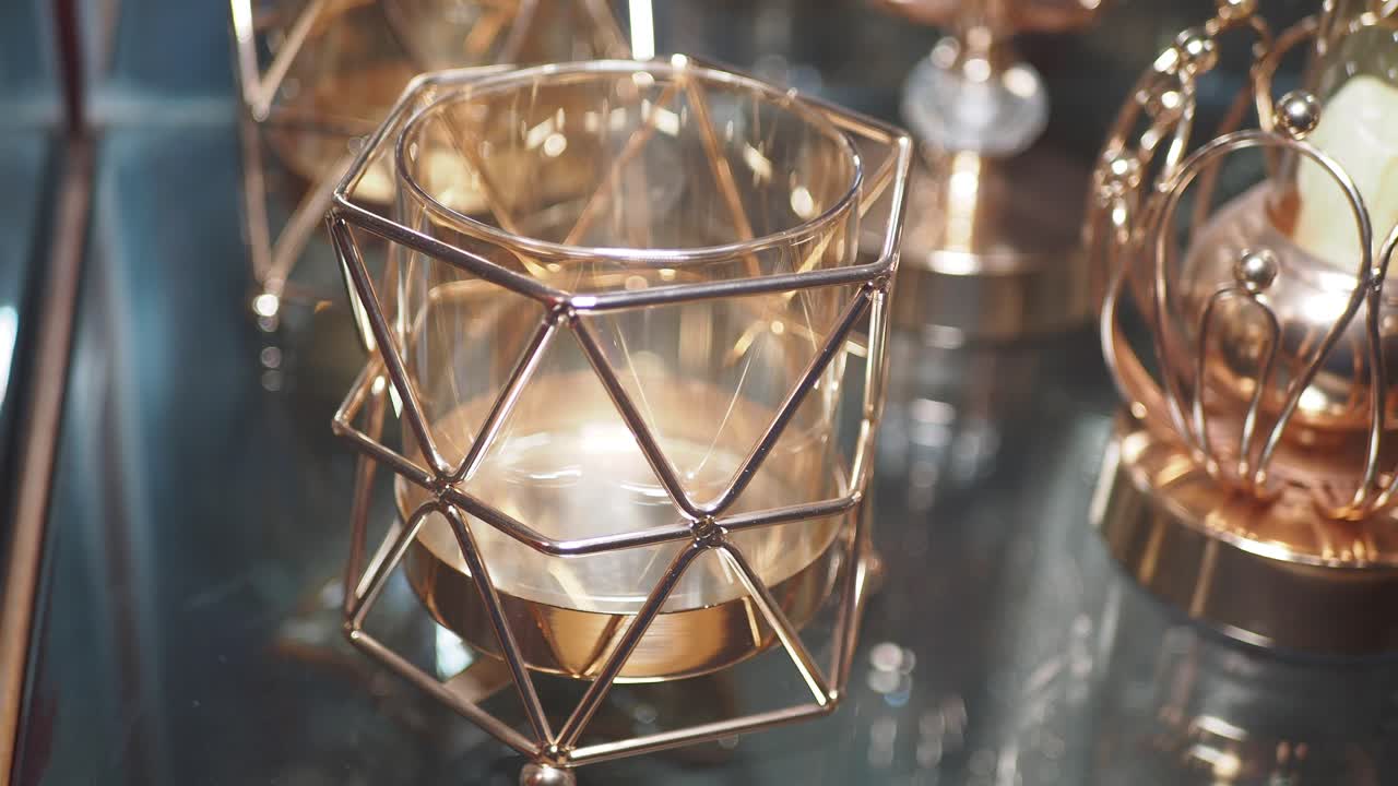 soportes de velas geométricos de oro elegantes