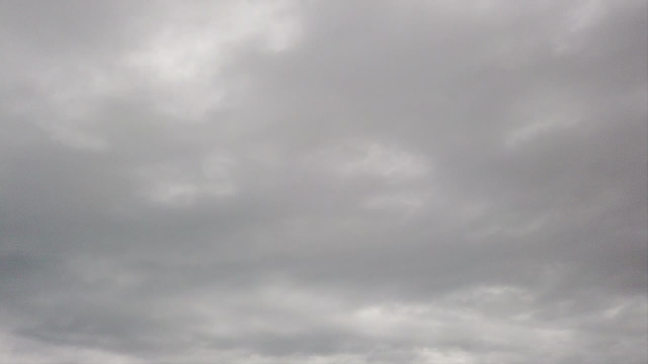 스카이 타임 스 (sky time lapse) 는 극적인 속임수에서 은 구름의 두꺼운 을 가진 하늘의 시간 스입니다.