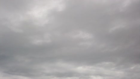 el tiempo del cielo con bancos densos de humo de nubes hinchadas en un dramático astuto