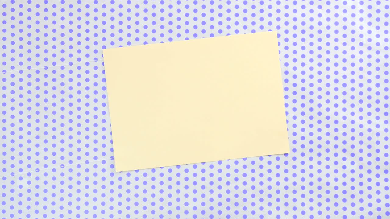 Foglio di carta giallo su uno sfondo a pois con arance intorno