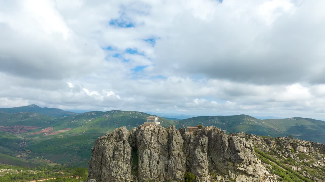 toma impresionante de una casa de guardia en la cima de una colina