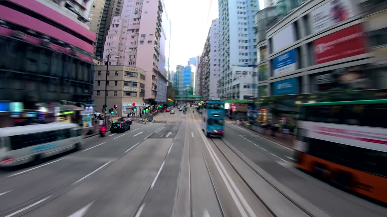트램 도로 에서 볼 수 있는 홍콩 도시 의 비는 거리 들