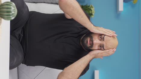 vídeo vertical del hombre que no se siente bien.