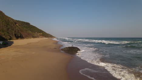 Vista-Aérea-De-Drone-Caminando-En-La-Playa