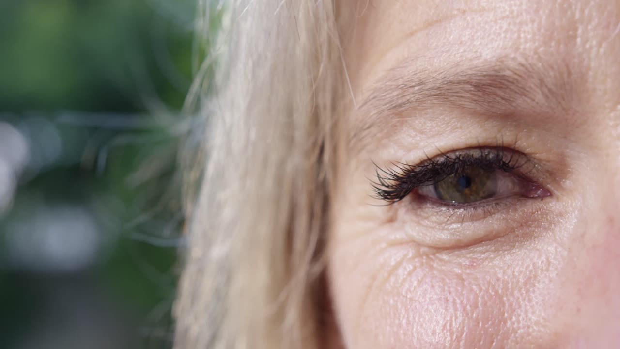 웃는 여자의 눈