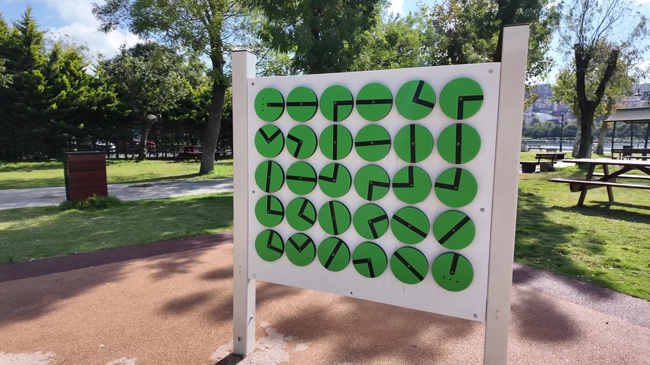 Gioco interattivo a cerchi verdi in un parco all'aperto