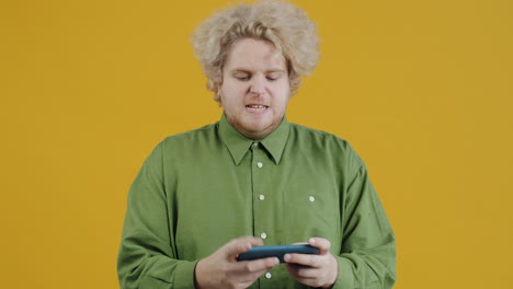 hombre jugando a un juego móvil.