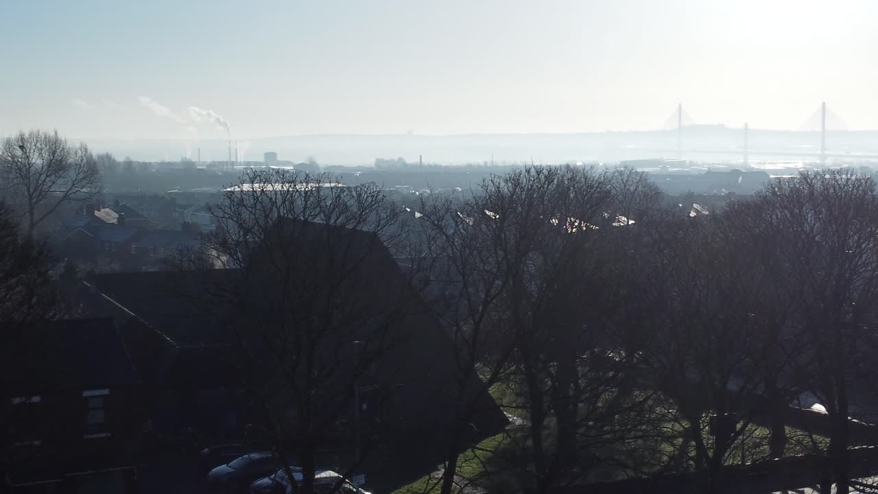도시 영국 타운 하우스 옥상을 둘러싼 서리가 내린 안개는 공원 나무를 가로질러 왼쪽으로 이른 아침 상승 팬을 공중에서 볼 수 있습니다.