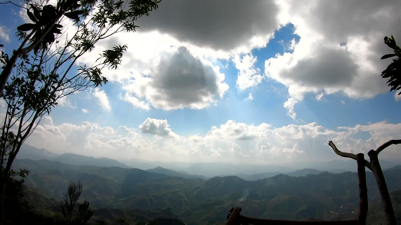 sitio talaingod의 urayas 피크에서 내려다 보이는 전망