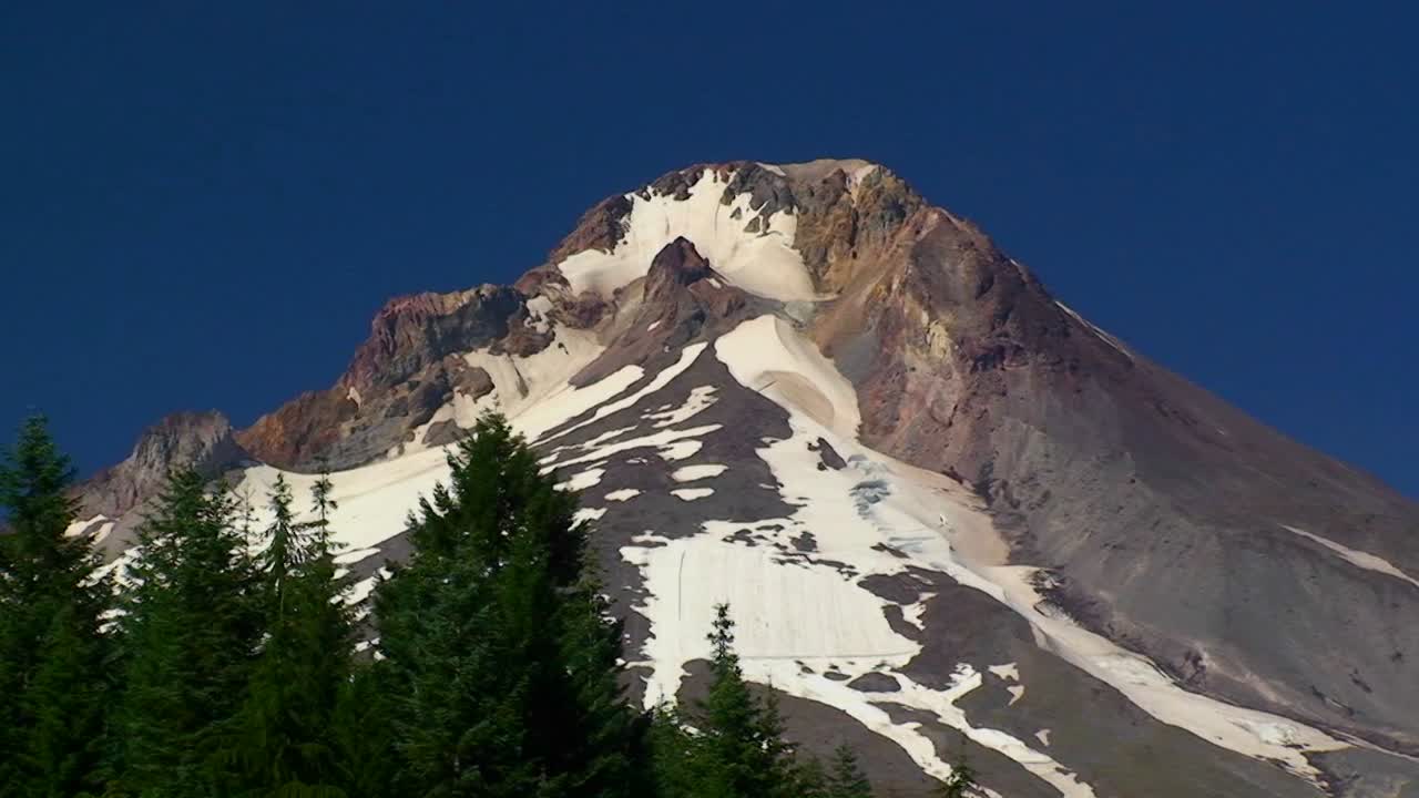 A wilderness lake and snowcapped mountain at Trillium Lake Mt Hood in Oregon 1