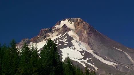 A-wilderness-lake-and-snowcapped-mountain-at-Trillium-Lake-Mt-Hood-in-Oregon-1