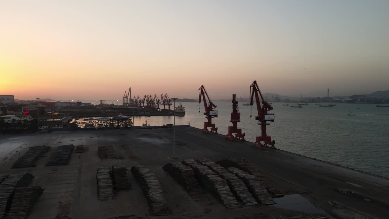 vídeo aéreo del entorno de una gran terminal de carga