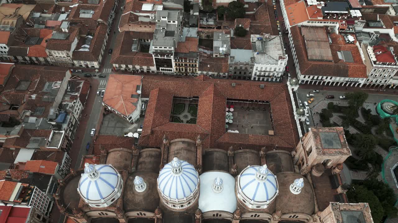 alejar vuelo aéreo sobre cuenca ecuador nueva catedral cúpulas edificios de la ciudad tráfico vial, arquitectura tradicional, sentimiento colonial, centro histórico, viajes y turismo en américa latina