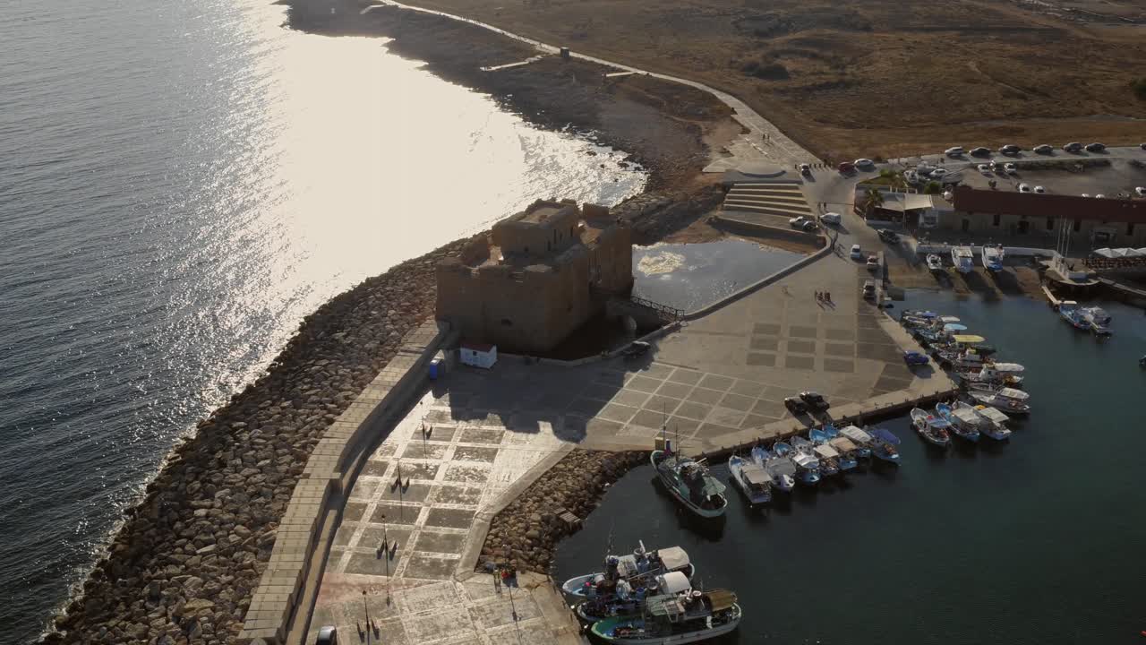 키프로스 파포스의 역사적인 항구의 항공 사진