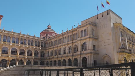 fachada principal del colegio nacional de estadio
