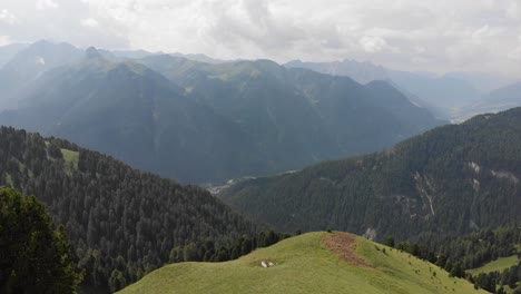 senderismo en dolomitas italia con un dji mavic air y un yi 4k+ en un estabilizador