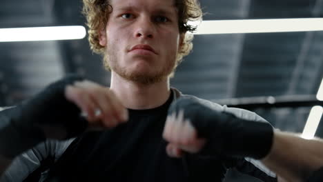 deportista molesto pensando en el boxeo en el club deportivo. kickboxer preparando las manos