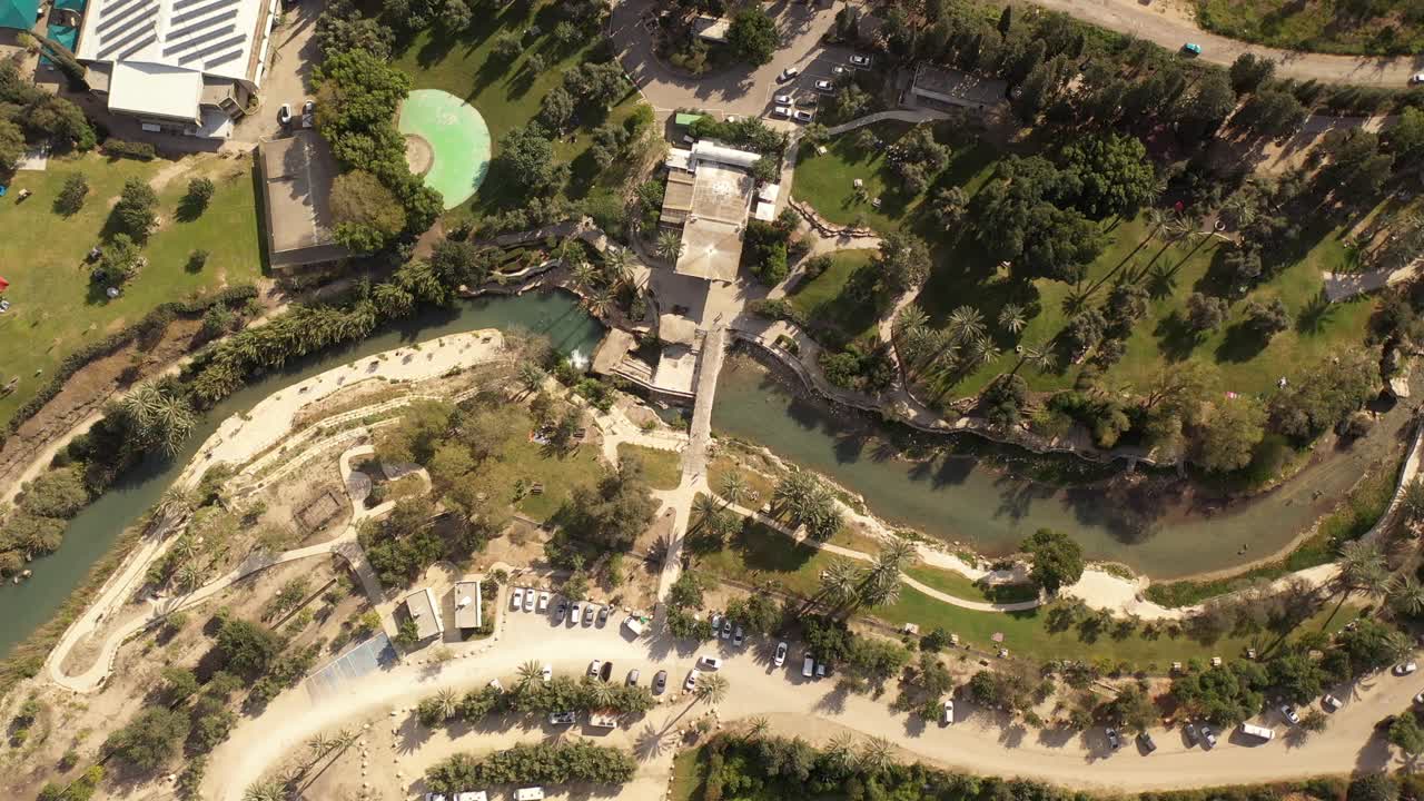 수영장 이 있는 공원 과 강 의 공중 사진