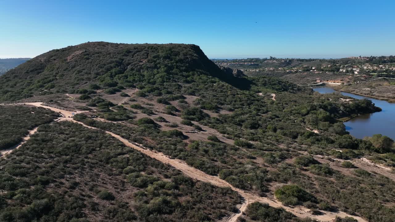 vista panorámica aérea de drones de calavera hills - una comunidad en carlsbad california