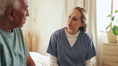 krankenschwester spricht mit einem älteren patienten