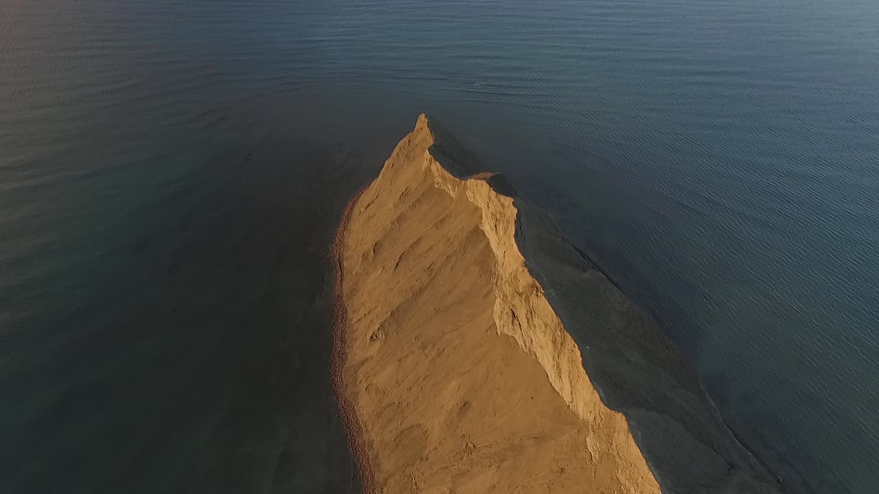 vista aérea de un acantilado costero