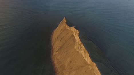 vista aérea de un acantilado costero