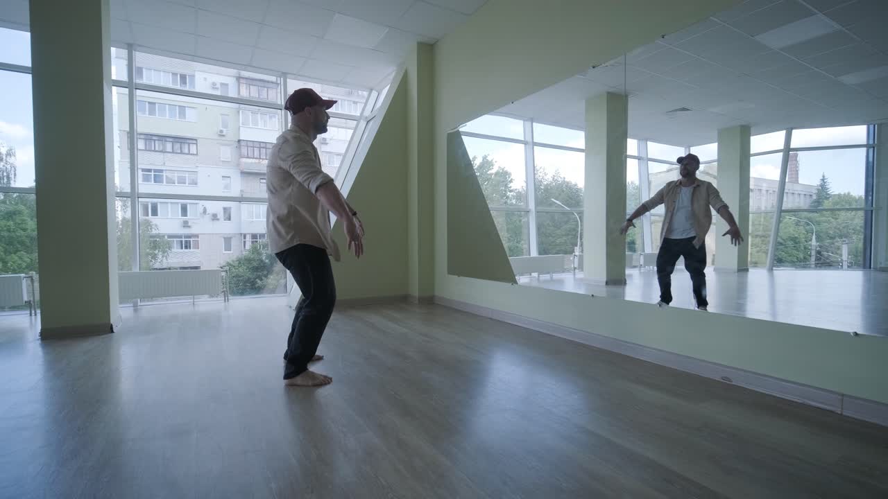 현대적인 스튜디오에서 브레이크 댄스를 하는 남자