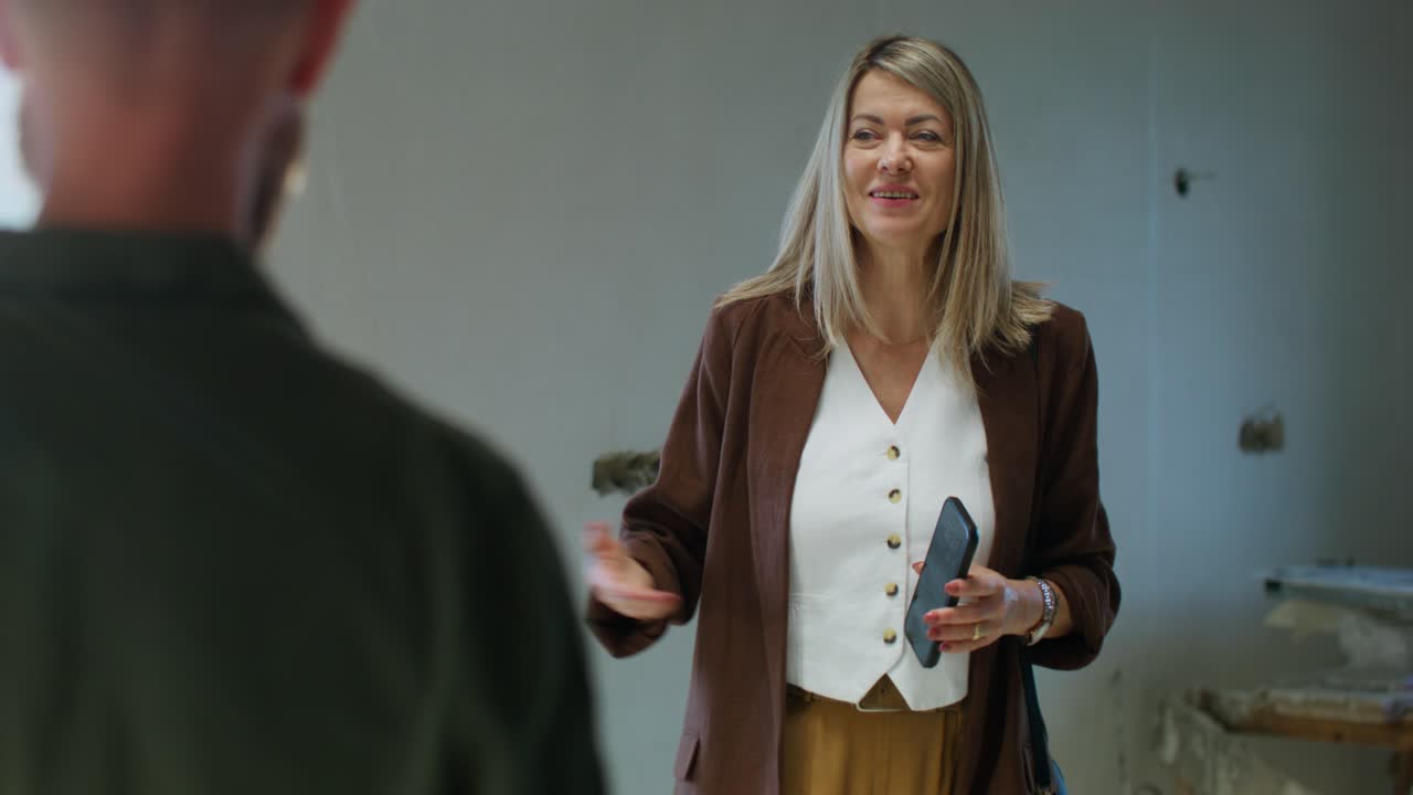 mujer inspeccionando un sitio de construcción