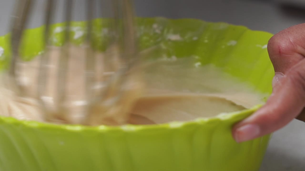 взбивание смеси для торта с помощью венчика смесь яиц смесь для торта и масло другие ингредиенты штриховое тесто