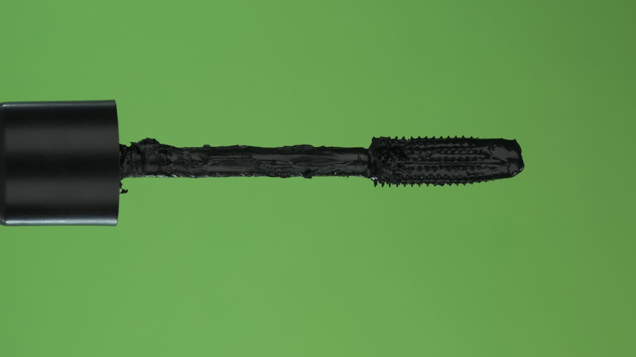 rotación horizontal del pincel, máscara en una pantalla verde. primer plano.