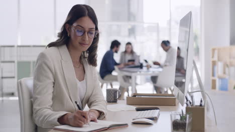 mujer trabajando en un escritorio en la oficina