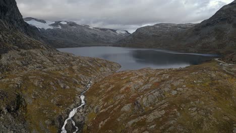 aereo sul paesaggio accidentato vicino a djupvattnet, geiranger, norvegia