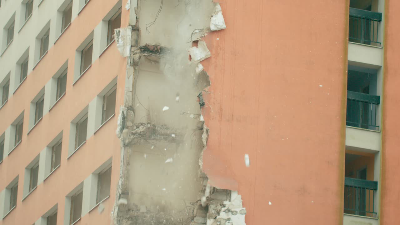 고층 건물을 철거하는 동안 콘크리트 블록과 자재가 떨어지는 모습