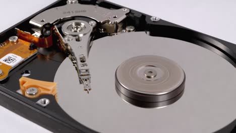 unidad de disco duro en el interior. estructura de hdd, plato giratorio. mover la cabeza magnética