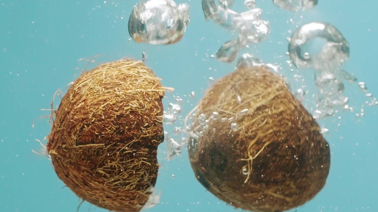 Noce di cocco nell'acqua con bolle.