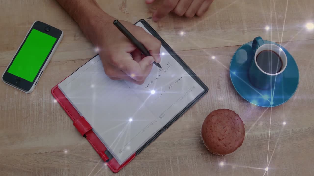Studente maschio che tocca lo smartphone, animando appunti su tablet mentre scrive equazioni per l'istruzione
