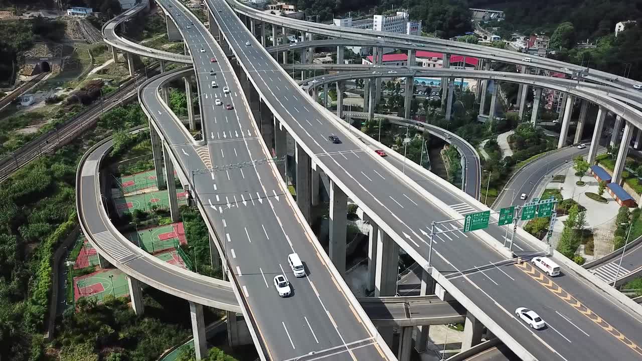 충칭의 순환 도로와 고속도로의 공중 촬영 5층 교환 및 그 위를 달리는 자동차, 황주완 교환