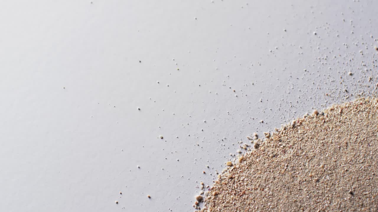 모래 알 ⁇ 이  ⁇ 어리의 클로즈업 비디오와  ⁇  배경의 복사 공간