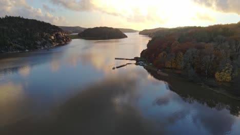 kalmte van de åbyfjorden fjord in bohuslän, zweden dicht bij nordens ark -aerial