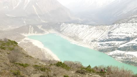 el lago de montaña birendra en nepal. área de manaslu.