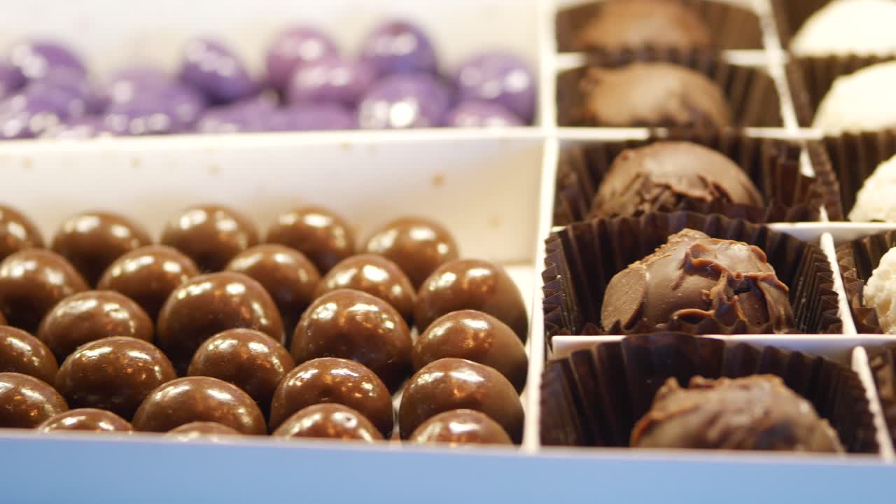 chocolates variados en una caja de regalos
