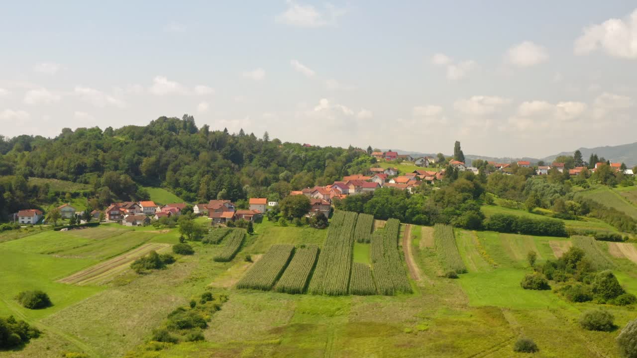 농장과 산에 마을