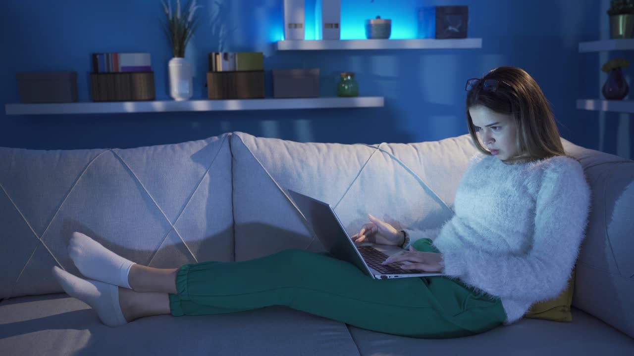 una joven frustrada se enoja y se enoja.