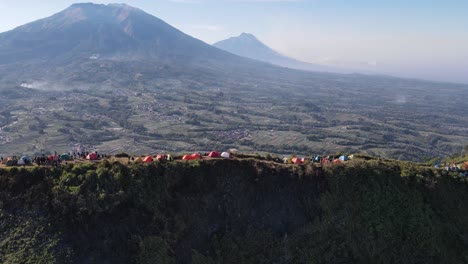 Luftaufnahme-Des-Gipfels-Des-Mount-Andong,-Die-Mehrere-Berge-Und-Menschen-Beim-Zelten-Zeigt