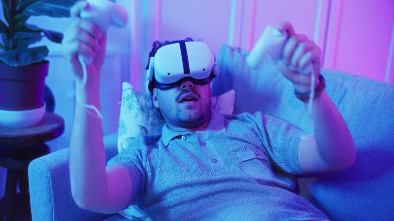 hombre mira una película con gafas vr