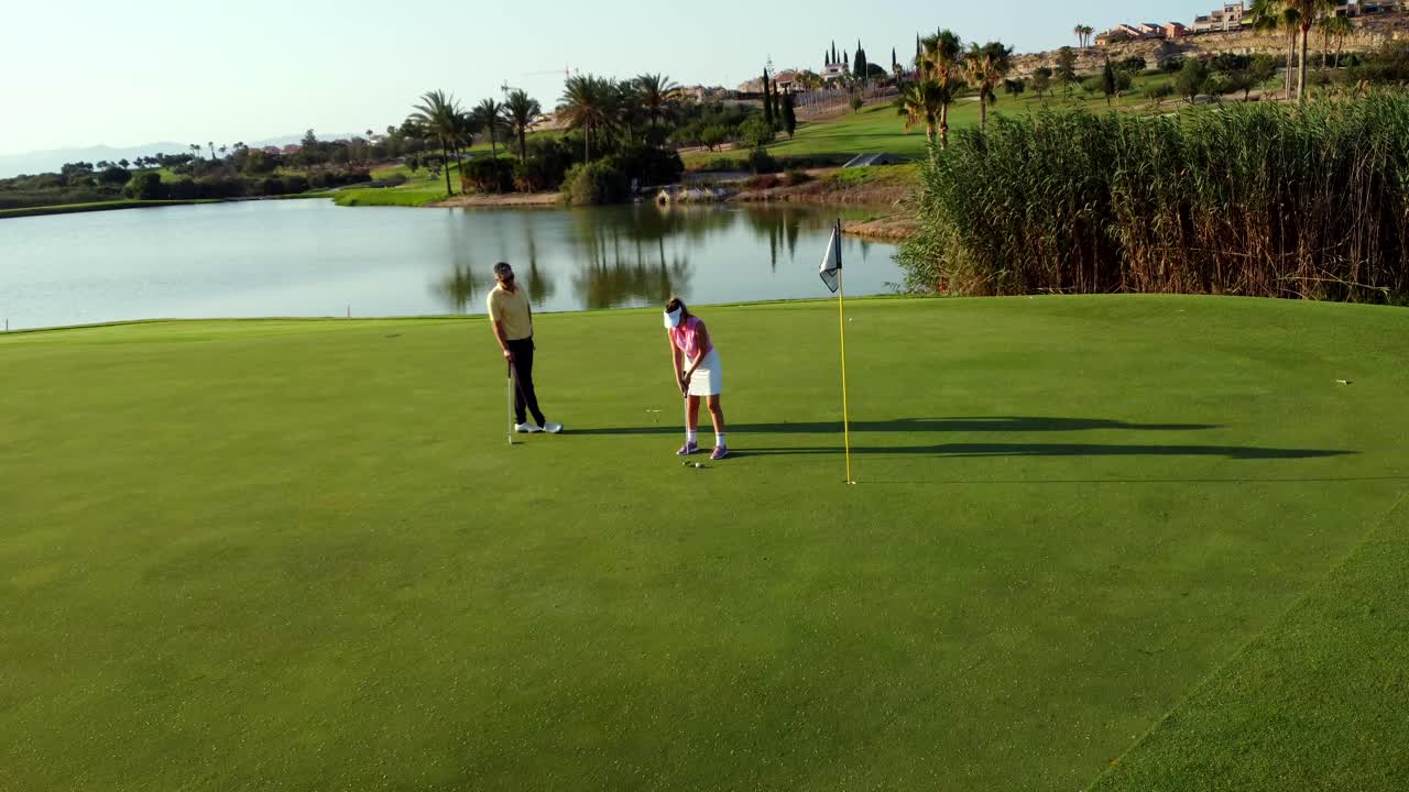 игроки в гольф на поле для гольфа